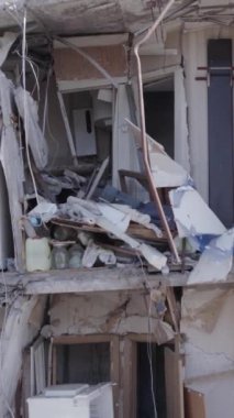 Bu dikey borsa videosu Ukrayna 'daki savaşın sonucunu gösteriyor. Borodyanka, Bucha bölgesindeki harap olmuş bir bina. Gri, renksiz, düz.