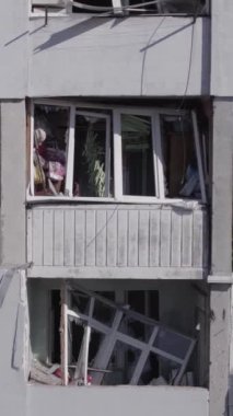 Bu dikey borsa videosu Ukrayna 'daki savaşın sonucunu gösteriyor. Borodyanka, Bucha bölgesindeki harap olmuş bir bina. Gri, renksiz, düz.