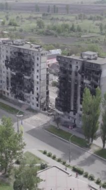 Bu dikey borsa videosu Ukrayna 'daki savaşın sonucunu gösteriyor. Borodyanka, Bucha bölgesindeki harap olmuş bir bina. Gri, renksiz, düz.
