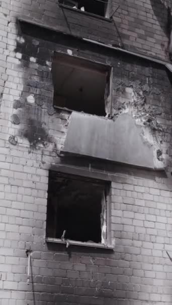 Denna Stock Vertikal Video Visar Efterdyningarna Kriget Ukraina Förstörd Bostadshus — Stockvideo