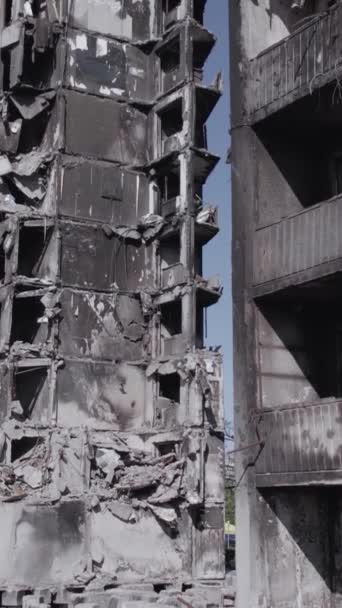 Este Video Vertical Muestra Las Secuelas Guerra Ucrania Edificio Residencial — Vídeos de Stock