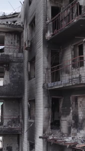 Este Vídeo Vertical Mostra Consequências Guerra Ucrânia Edifício Residencial Destruído — Vídeo de Stock