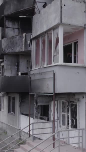 Este Video Vertical Muestra Las Secuelas Guerra Ucrania Edificio Residencial — Vídeos de Stock