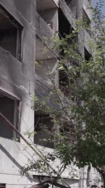 Bu dikey borsa videosu Ukrayna 'daki savaşın sonucunu gösteriyor. Borodyanka, Bucha bölgesindeki harap olmuş bir bina. Gri, renksiz, düz.