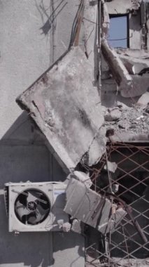 Bu dikey borsa videosu Ukrayna 'daki savaşın sonucunu gösteriyor. Borodyanka, Bucha bölgesindeki harap olmuş bir bina. Gri, renksiz, düz.