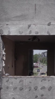 Bu dikey borsa videosu Ukrayna 'daki savaşın sonucunu gösteriyor. Borodyanka, Bucha bölgesindeki harap olmuş bir bina. Gri, renksiz, düz.