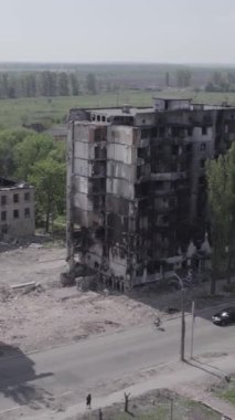 Bu dikey borsa videosu Ukrayna 'daki savaşın sonucunu gösteriyor. Borodyanka, Bucha bölgesindeki harap olmuş bir bina. Gri, renksiz, düz.