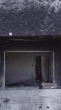 Bu dikey borsa videosu Ukrayna 'daki savaşın sonucunu gösteriyor. Borodyanka, Bucha bölgesindeki harap olmuş bir bina. Gri, renksiz, düz.