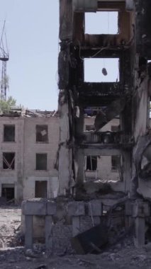Bu dikey borsa videosu Ukrayna 'daki savaşın sonucunu gösteriyor. Borodyanka, Bucha bölgesindeki harap olmuş bir bina. Gri, renksiz, düz.