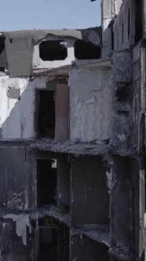 Bu dikey borsa videosu Ukrayna 'daki savaşın sonucunu gösteriyor. Borodyanka, Bucha bölgesindeki harap olmuş bir bina. Gri, renksiz, düz.