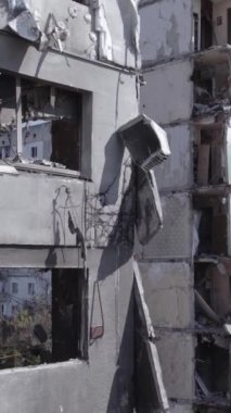 Bu dikey borsa videosu Ukrayna 'daki savaşın sonucunu gösteriyor. Borodyanka, Bucha bölgesindeki harap olmuş bir bina. Gri, renksiz, düz.