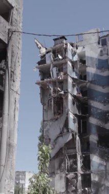 Bu dikey borsa videosu Ukrayna 'daki savaşın sonucunu gösteriyor. Borodyanka, Bucha bölgesindeki harap olmuş bir bina. Gri, renksiz, düz.