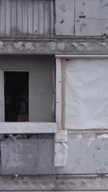 Bu dikey borsa videosu Ukrayna 'daki savaşın sonucunu gösteriyor. Borodyanka, Bucha bölgesindeki harap olmuş bir bina. Gri, renksiz, düz.