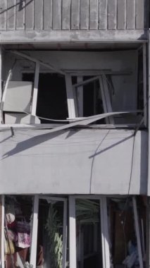 Bu dikey borsa videosu Ukrayna 'daki savaşın sonucunu gösteriyor. Borodyanka, Bucha bölgesindeki harap olmuş bir bina. Gri, renksiz, düz.