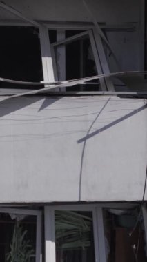 Bu dikey borsa videosu Ukrayna 'daki savaşın sonucunu gösteriyor. Borodyanka, Bucha bölgesindeki harap olmuş bir bina. Gri, renksiz, düz.