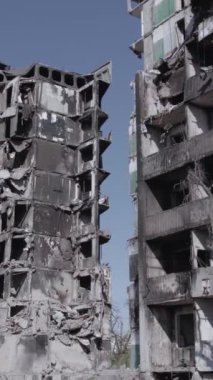 Bu dikey borsa videosu Ukrayna 'daki savaşın sonucunu gösteriyor. Borodyanka, Bucha bölgesindeki harap olmuş bir bina. Gri, renksiz, düz.