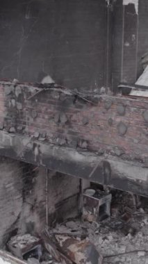 Bu borsa dikey videosu Stoyanka, Bucha bölgesinde, Ukrayna 'da, gri, renksiz, düz bir bina gösteriyor.