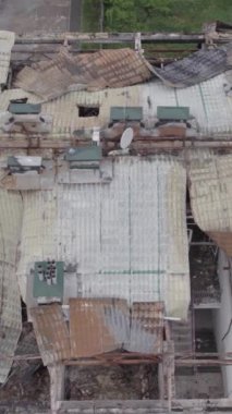 Bu borsa dikey videosu Stoyanka, Bucha bölgesinde, Ukrayna 'da, gri, renksiz, düz bir bina gösteriyor.