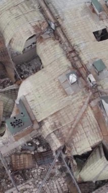 Bu borsa dikey videosu Stoyanka, Bucha bölgesinde, Ukrayna 'da, gri, renksiz, düz bir bina gösteriyor.