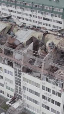 Bu borsa dikey videosu Stoyanka, Bucha bölgesinde, Ukrayna 'da, gri, renksiz, düz bir bina gösteriyor.