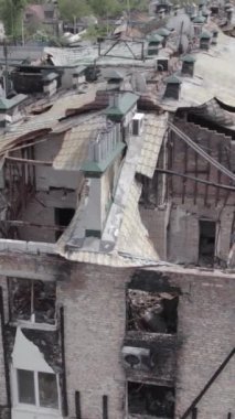 Bu borsa dikey videosu Stoyanka, Bucha bölgesinde, Ukrayna 'da, gri, renksiz, düz bir bina gösteriyor.