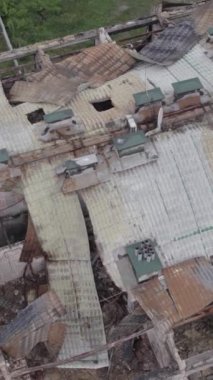 Bu borsa dikey videosu Stoyanka, Bucha bölgesinde, Ukrayna 'da, gri, renksiz, düz bir bina gösteriyor.