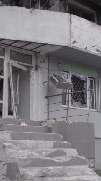 Este Vídeo Vertical Mostra Consequências Guerra Ucrânia Edifício Residencial Destruído — Vídeo de Stock