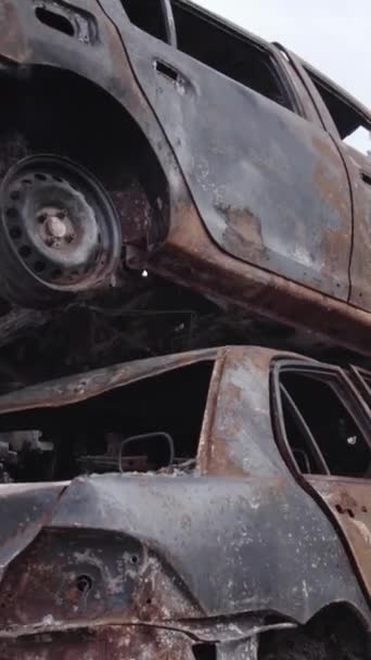 Este Vídeo Vertical Mostra Uma Descarga Tiro Carros Queimados Irpin — Vídeo de Stock