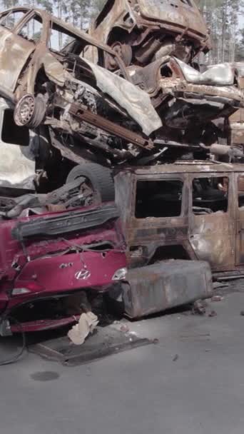 这盘股票的垂直录像显示 在布查地区的伊尔平 没有颜色的地方 有大量的枪弹和燃烧的汽车 — 图库视频影像