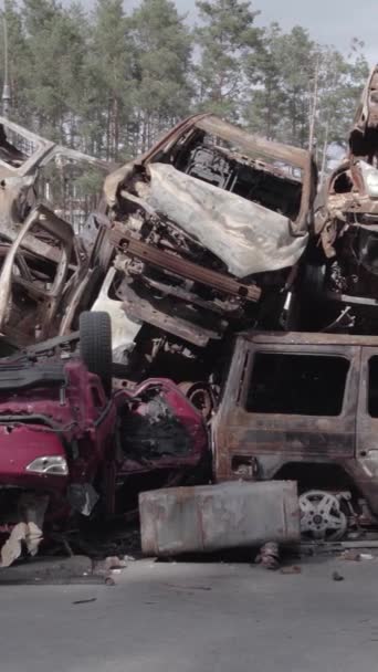 Questo Video Verticale Mostra Una Discarica Auto Sparate Bruciate Nel — Video Stock