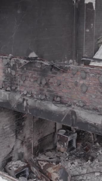 Ten Pionowy Film Pokazuje Rozdarty Wojną Budynek Stoyanka Okręg Bucha — Wideo stockowe