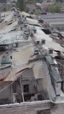 Bu borsa dikey videosu Stoyanka, Bucha bölgesinde, Ukrayna 'da, gri, renksiz, düz bir bina gösteriyor.