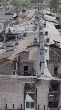 Bu borsa dikey videosu Stoyanka, Bucha bölgesinde, Ukrayna 'da, gri, renksiz, düz bir bina gösteriyor.