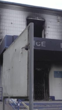 Bu dikey video Ukrayna 'daki savaşın sonucunu gösteriyor. Borodyanka, Kyiv bölgesindeki polis karakolunun yıkılmış ve yanmış binası. Gri, renksiz, düz.