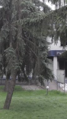 Bu dikey video Ukrayna 'daki savaşın sonucunu gösteriyor. Borodyanka, Kyiv bölgesindeki polis karakolunun yıkılmış ve yanmış binası. Gri, renksiz, düz.