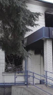 Bu dikey video Ukrayna 'daki savaşın sonucunu gösteriyor. Borodyanka, Kyiv bölgesindeki polis karakolunun yıkılmış ve yanmış binası. Gri, renksiz, düz.