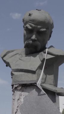 Bu dikey video savaş sırasında Ukrayna 'nın Borodyanka kentindeki Taras Shevchenko anıtını gösteriyor. Düz, renksiz, gri.