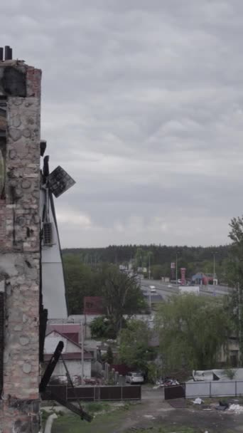 Este Video Vertical Muestra Edificio Devastado Por Guerra Stoyanka Distrito — Vídeos de Stock