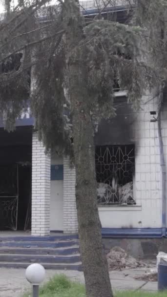 화면은 우크라이나 전쟁의 여파를 Kyiv Borodyanka 경찰서의 불타는 — 비디오