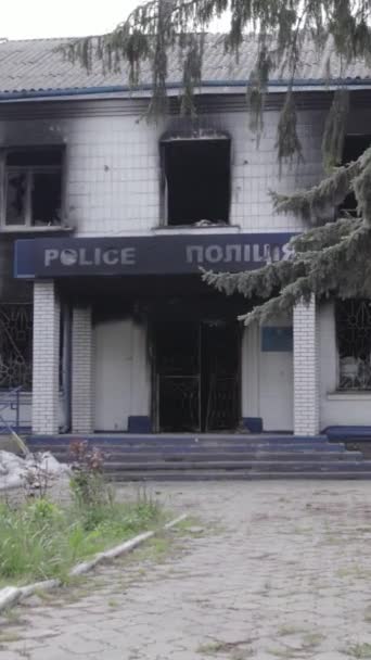 这盘股票的垂直录像显示了乌克兰战争的后果 基辅地区Borodyanka警察局被摧毁和烧毁的建筑 没有颜色 — 图库视频影像