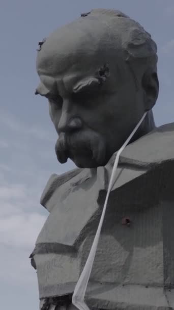 这盘股票的垂直录像显示了战争期间乌克兰博罗德扬卡的塔拉斯舍甫琴科的射穿式纪念碑 没有颜色 — 图库视频影像