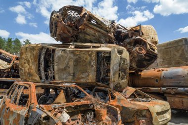 Bu fotoğrafta Irpin, Bucha bölgesinde bir kurşun ve yanmış araba görünüyor.