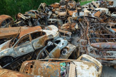 Bu fotoğrafta Irpin, Bucha bölgesinde bir kurşun ve yanmış araba görünüyor.