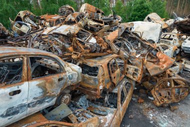 Bu fotoğrafta Irpin, Bucha bölgesinde bir kurşun ve yanmış araba görünüyor.