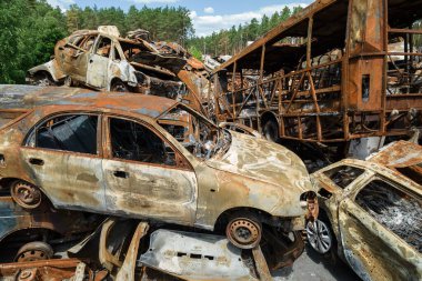 Bu fotoğrafta Irpin, Bucha bölgesinde bir kurşun ve yanmış araba görünüyor.