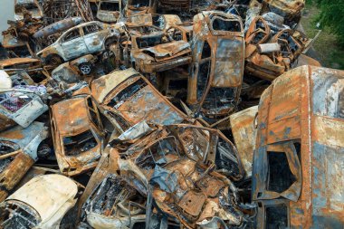 Bu fotoğrafta Irpin, Bucha bölgesinde bir kurşun ve yanmış araba görünüyor.