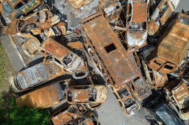 Bu fotoğrafta Irpin, Bucha bölgesinde bir kurşun ve yanmış araba görünüyor.