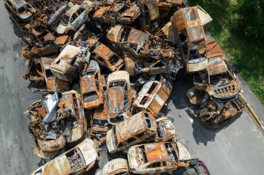 Bu fotoğrafta Irpin, Bucha bölgesinde bir kurşun ve yanmış araba görünüyor.