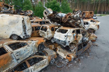 Bu fotoğrafta Irpin, Bucha bölgesinde bir kurşun ve yanmış araba görünüyor.