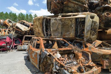 Bu fotoğrafta Irpin, Bucha bölgesinde bir kurşun ve yanmış araba görünüyor.